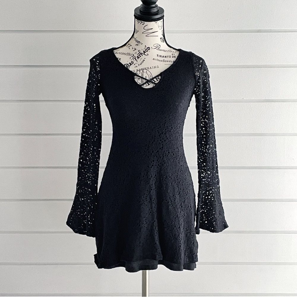 Hollister Damen Long Sleeve Black Lace Overlay Lined Bell Sleeve Mini Dress XS